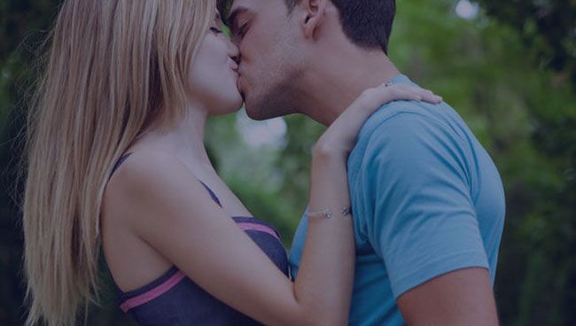 Что означает наблюдать за целующимися людьми со стороны